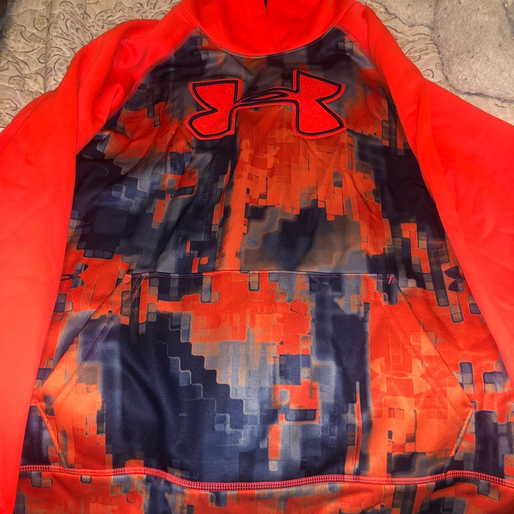Boys Under Armour set. Hoodie is xl & shorts are large.